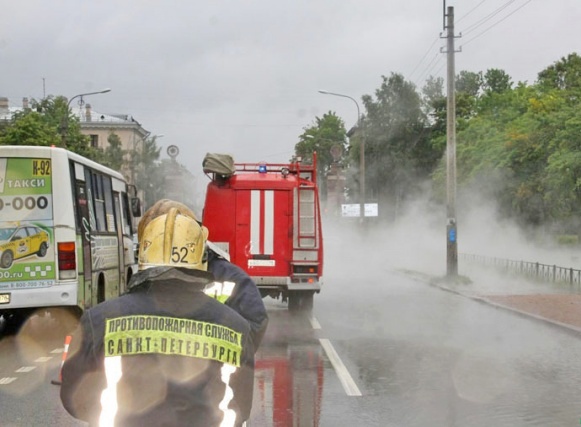 Аварийная труба превратила улицу в реку кипятка ЛТР