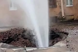 На улице Зайцева прорвало трубу с кипятком ЛТР